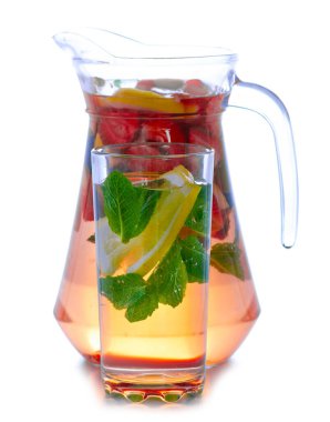 Beyaz arka plan izolasyonunda çilekli, limonlu ve naneli su kavanozu.