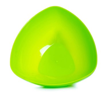 Beyaz arka plan izolasyonunda salata yeşil plastik kase