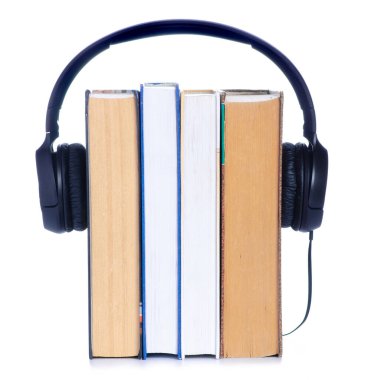 Beyaz arka plan izolasyonu üzerine kulaklık eğitimi almış kitapları yığın