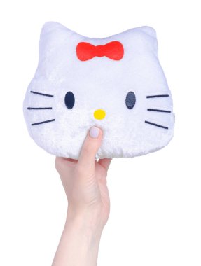 Beyaz arka plan izolasyonunda yumuşak oyuncak kedi