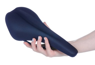 Beyaz arka planda siyah deri bisiklet koltuğu.