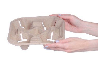 Karton kahve beyaz arka plan izolasyonunda el ele durur.