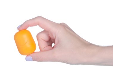 Sarı yumurta oyuncak kapsülü beyaz arka plan izolasyonunda