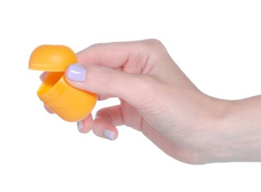 Sarı yumurta oyuncak kapsülü beyaz arka plan izolasyonunda