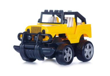 Beyaz zemin izolasyonunda sarı oyuncak araba