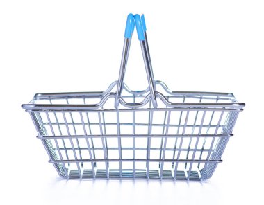 Beyaz arka plan izolasyonu üzerine mini market sepeti