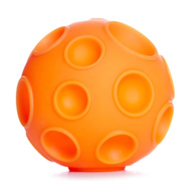 Beyaz arka plan izolasyonunda turuncu bebek duyusal topu