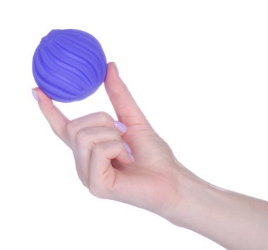 Beyaz arka plan izolasyonunda Violet bebek duyusal topu elinde.