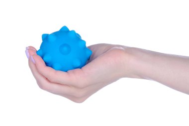 Beyaz arka plan izolasyonunda mavi bebek duyusal topu.