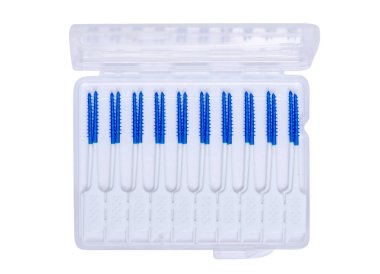 Beyaz arka plan izolasyonunda diş fırçaları el ele