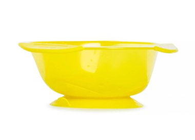 Beyaz arka plan izolasyonunda emme kabı olan sarı bebek plakası.