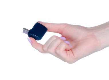 Beyaz arkaplan izolasyonunda USB adaptör açısı