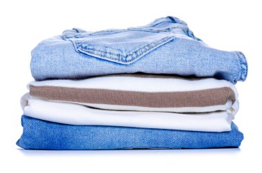 Katlanmış kotları beyaz arka plan izolasyonuna yığın