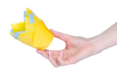 Beyaz arkaplan izolasyonu üzerine el altındaki kap kekler için kağıt formlar