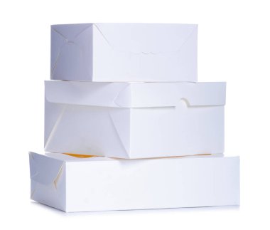 Beyaz arkaplan izolasyonundaki kek kutuları için boş şekerleme kutuları