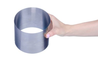 Beyaz arka plan izolasyonunda elde kek pişirmek için metal yuvarlak tabak