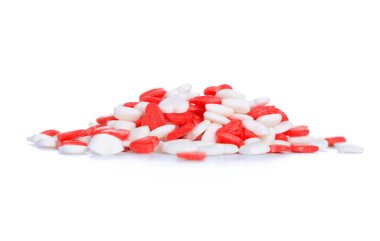 Beyaz arka plan izolasyonuna kalp serpiştiren şekerleme.