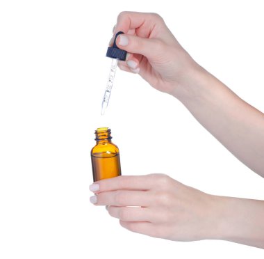 Beyaz arka plan izolasyonu üzerine düşen şişe camı.