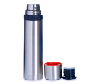 Beyaz arkaplan izolasyonunda metal gümüş termos