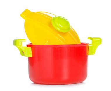 Beyaz arka plan izolasyonunda çocuk oyuncağı plastik tencere.