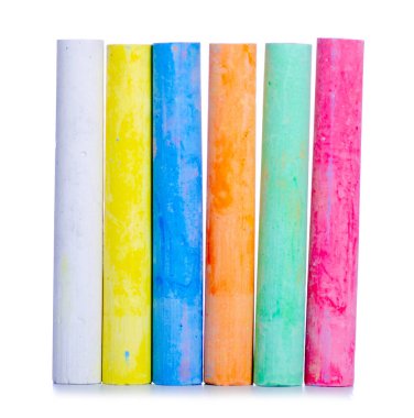 Beyaz arkaplan izolasyonuna çok renkli boya kalemleri çiziyor