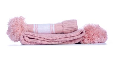 Beyaz arka plan izolasyonunda eşarplı pembe şapka