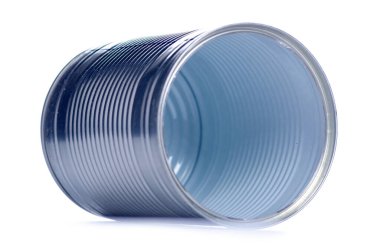 Beyaz arkaplan izolasyonunda boş teneke kutu