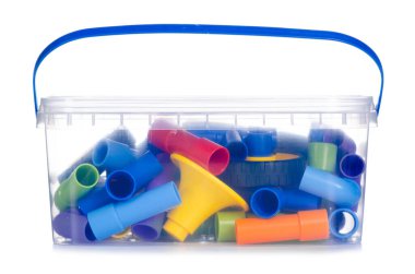 Beyaz arka plan izolasyonunda tekerlekleri olan çocuk plastik üreticisi.