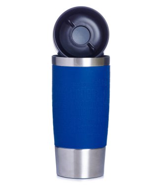 Beyaz arka plan izolasyonunda mavi termo bardak