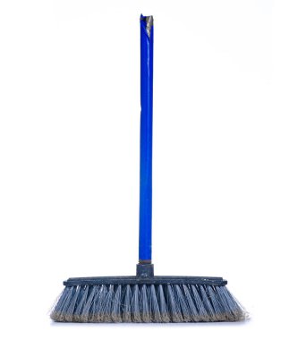 Beyaz arka plan izolasyonunda eski kirli süpürge