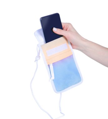 Kadın eli, beyaz arkaplan izolasyonunda akıllı telefonu çapraz torbaya koydu