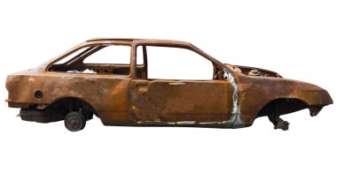 Beyaz arka plan izolasyonunda yanmış paslı araba.