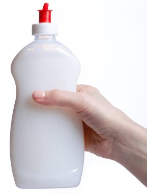 Beyaz arka plan izolasyonunda beyaz şişe deterjanı.