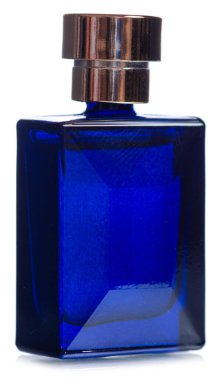 Beyaz arka planda parfüm mavi sprey güzelliği