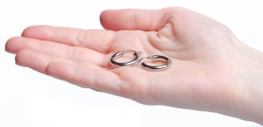 Beyaz arka plan izolasyonunda gümüş küpeler.