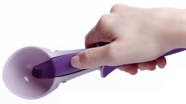 Dondurma kaşığı beyaz arka plan izolasyonunda.