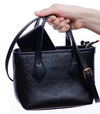 Cep telefonu akıllı telefonu, siyah derili, beyaz arka plan izolasyonunda, el güzelliği modasında.