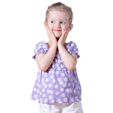 Güzel bir kızın portresi gülümsüyor, elleri yanaklarında beyaz arka plan izolasyonu