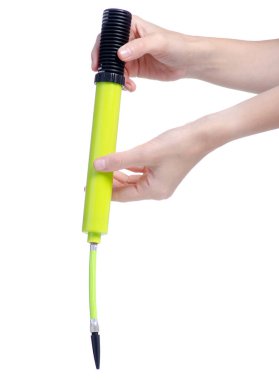 Beyaz arka plan izolasyonunda bisiklet topu hava pompası