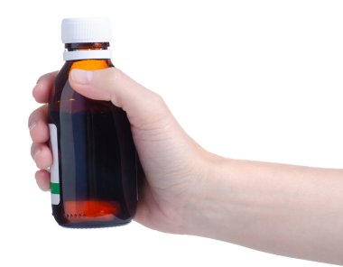 Beyaz arka plan izolasyonu üzerine bebek elinde kapağı olan plastik şişe şurubu.