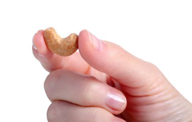 Beyaz arka plan izolasyonunda kaju fıstığı, kapat.