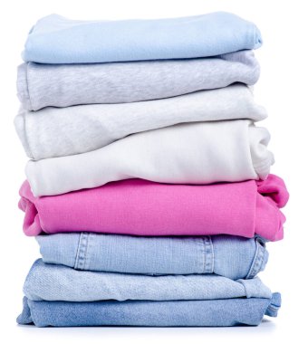 Katlanmış giysileri beyaz arkaplan izolasyonuna yığın