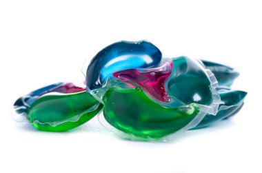 Çamaşır kapsüllerini beyaz arka plan izolasyonunda yıkamak