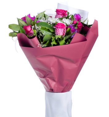 Beyaz arka plan izolasyonunda vazoda bir buket çiçek.