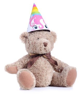 Beyaz arka plan izolasyonunda parti şapkalı oyuncak ayı.