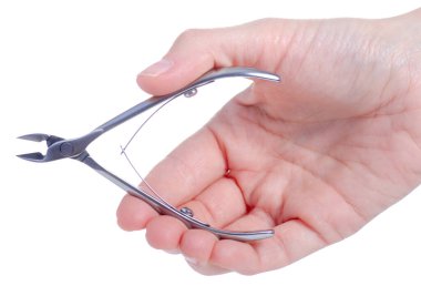 Metal manikür ucu beyaz arka plan izolasyonunda kadın elinde.