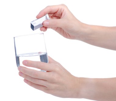 Beyaz arka plan üzerinde yalıtım cam su toz tıp tutan el