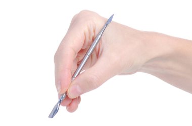Beyaz arka plan izolasyonunda bir kadının elinde manikür spatulası.