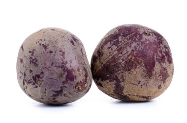 Beyaz arka planda pancar gibi organik sebzeler.