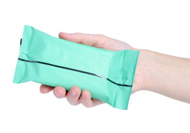 Beyaz arka plan izolasyonunda bir paket ıslak mendil.